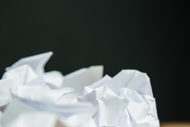 Ahşap bir masa üzerinde beyaz kağıt topu