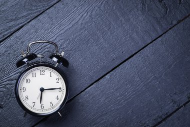Siyah ahşap yüzey çalar saat