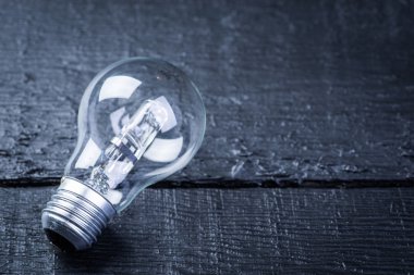 Tungsten ampul bir siyah ahşap tablo