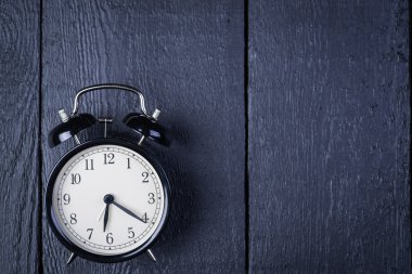 Siyah ahşap yüzey çalar saat