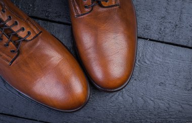 Bir çift güzel kahverengi deri ayakkabı