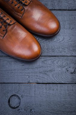 Bir çift güzel kahverengi deri ayakkabı