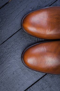 Bir çift güzel kahverengi deri ayakkabı