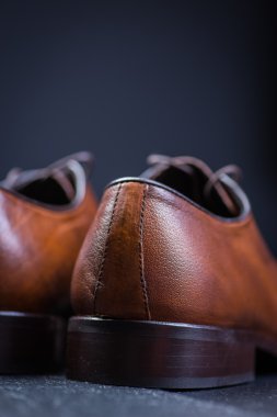 Bir çift güzel kahverengi deri ayakkabı