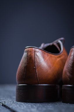 Bir çift güzel kahverengi deri ayakkabı