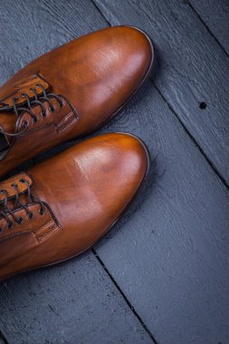 Bir çift güzel kahverengi deri ayakkabı