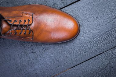 Bir çift güzel kahverengi deri ayakkabı