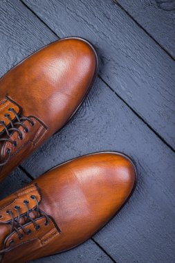 Bir çift güzel kahverengi deri ayakkabı