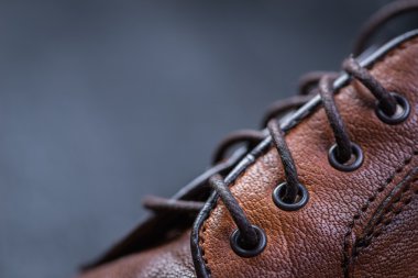 Bir çift güzel kahverengi deri ayakkabı