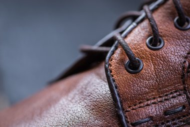 Bir çift güzel kahverengi deri ayakkabı
