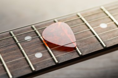 Gitar dizeleri arabulucu ile frets