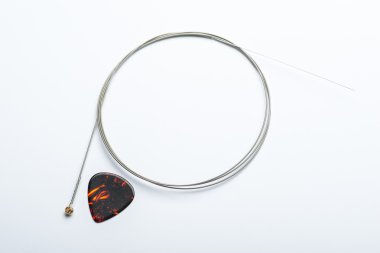 Elektro gitar dize arabulucu beyaz yüzeyi ile
