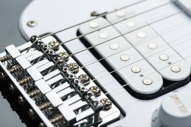 Elektro gitar köprü dizeleriyle