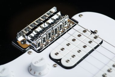 Elektro gitar köprü dizeleriyle