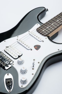 Elektro gitar aracı ile