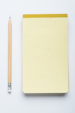 Sarı notepad kalem beyaz yüzeyi ile