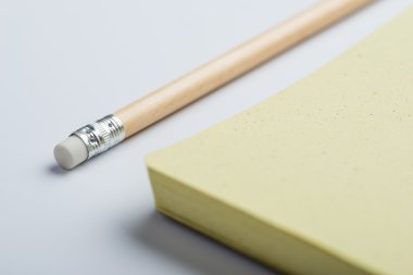 Sarı notepad kalem beyaz yüzeyi ile