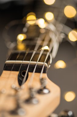 Dizeleri ve ışıklar ile gitar perdeler