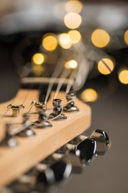 Dizeleri ve ışıklar ile gitar perdeler