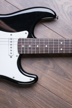 Elektro gitar kahverengi ahşap zemin üzerinde