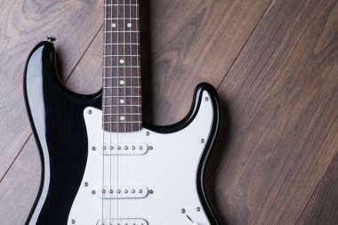 Elektro gitar kahverengi ahşap zemin üzerinde