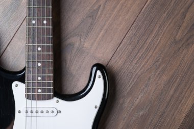 Elektro gitar kahverengi ahşap zemin üzerinde