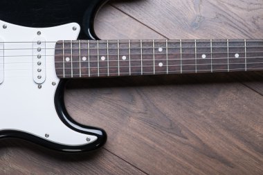 Elektro gitar kahverengi ahşap zemin üzerinde