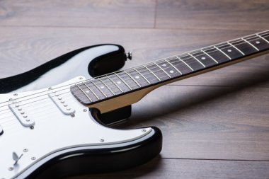 Elektro gitar kahverengi ahşap zemin üzerinde