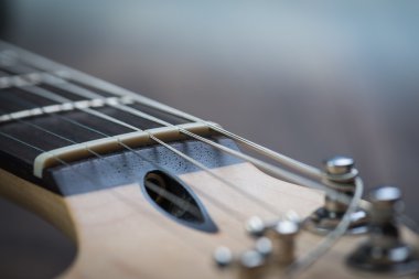 Guitar riff ile dizeleri ve ayarlama topuzlar