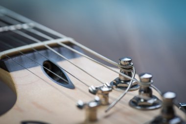 Guitar riff ile dizeleri ve ayarlama topuzlar