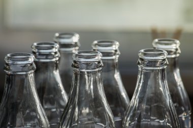 Güneş açık cam şişelerde