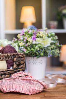 İplikler sepet örgü topları