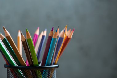Renkli kalemler bir stand demet
