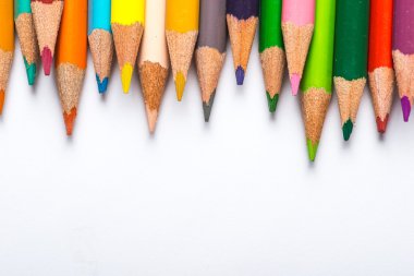 Bir beyaz kağıt tepsisine birkaç renkli kalemler