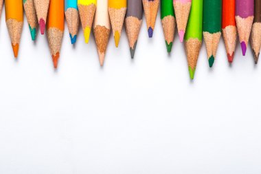 Bir beyaz kağıt tepsisine birkaç renkli kalemler