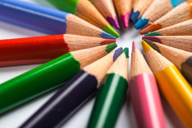 Bir beyaz kağıt tepsisine birkaç renkli kalemler