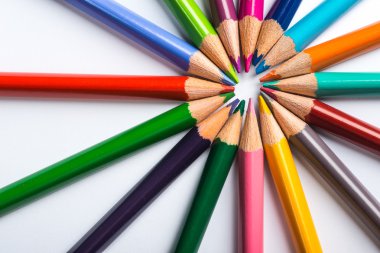 Bir beyaz kağıt tepsisine birkaç renkli kalemler