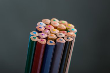 Renkli kalemler bir stand demet