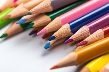 Bir beyaz kağıt tepsisine birkaç renkli kalemler