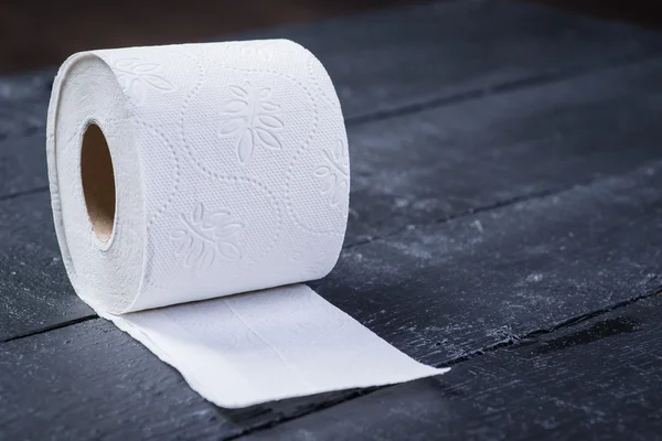 Toilettenpapier auf dem Tisch — Stockfoto