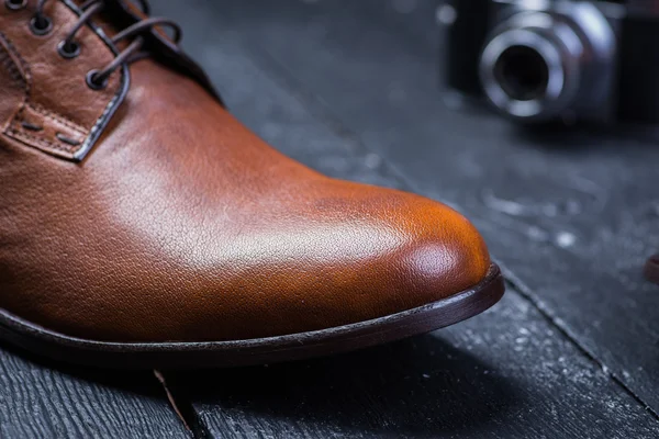 黒い床に茶色の革の靴 — ストック写真