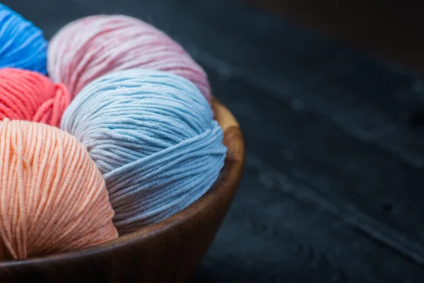 Boules de fils de tricot colorées dans le panier — Photo