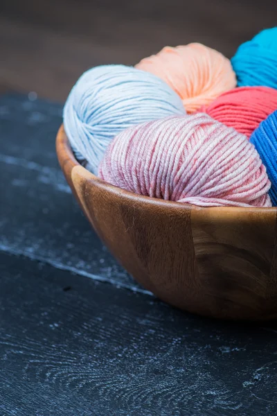 Boules de fils de tricot colorées dans le panier — Photo