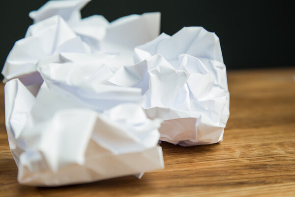 Белый бумажный шар на деревянном столе
