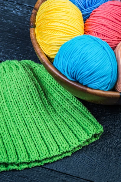 Boules de fils de tricot colorées dans le panier — Photo