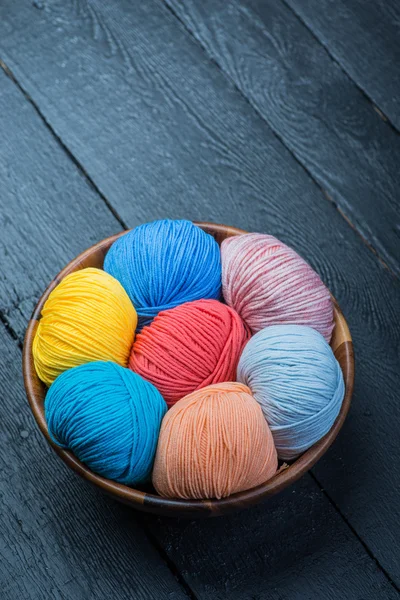 Bolas de fio de tricô coloridas na cesta — Fotografia de Stock