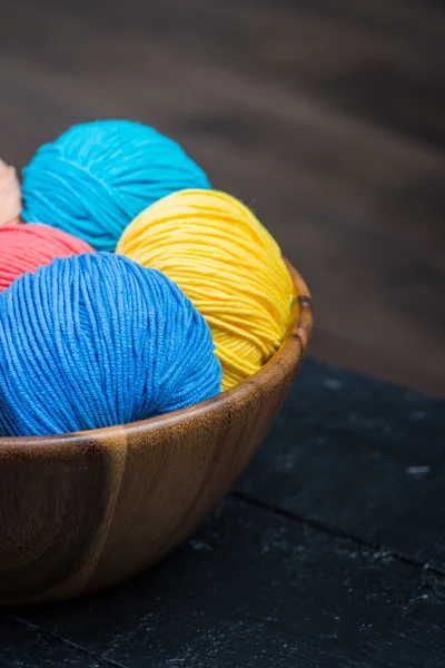 Bunte Strickgarnbällchen im Korb — Stockfoto