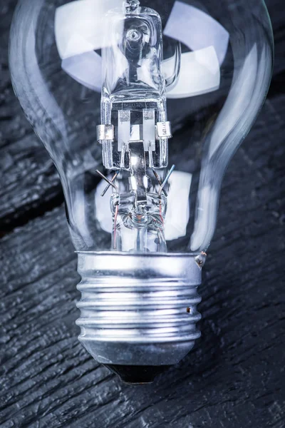 Ampoule en tungstène sur une table en bois noir — Photo