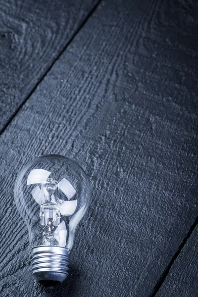 Ampoule en tungstène sur une table en bois noir — Photo