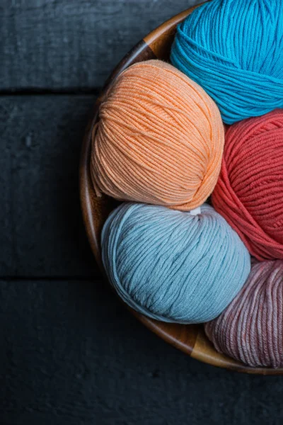색상형 뜨개질 털 실 공을 바구니에 — 스톡 사진